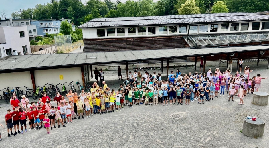 Kunterbunt - Schulhausfoto Regenbogen